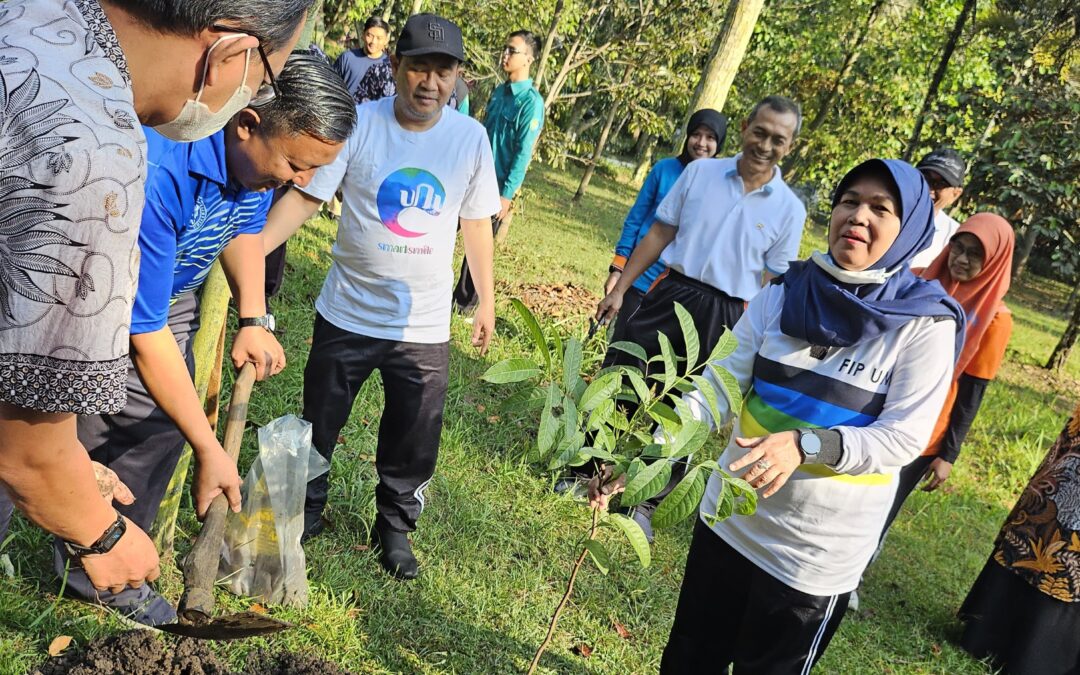 UNIVERSITAS NEGERI MALANG LUNCURKAN GERAKAN KAMPUS SEHAT: DEKAN FIP DAN DOSEN PAUD IKUT SERTA MENANAM POHON